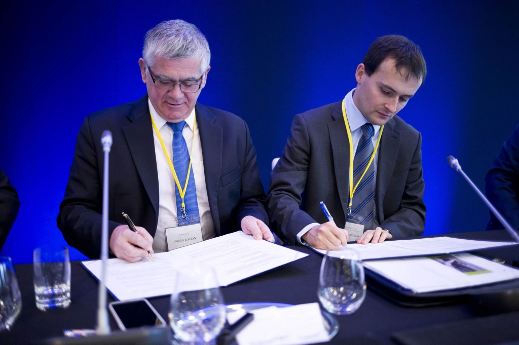 Urbán Zoltán, az EXIM vezérigazgatója és Herczegh András, az AVHGA ügyvezető igazgatója aláírják a megállapodást